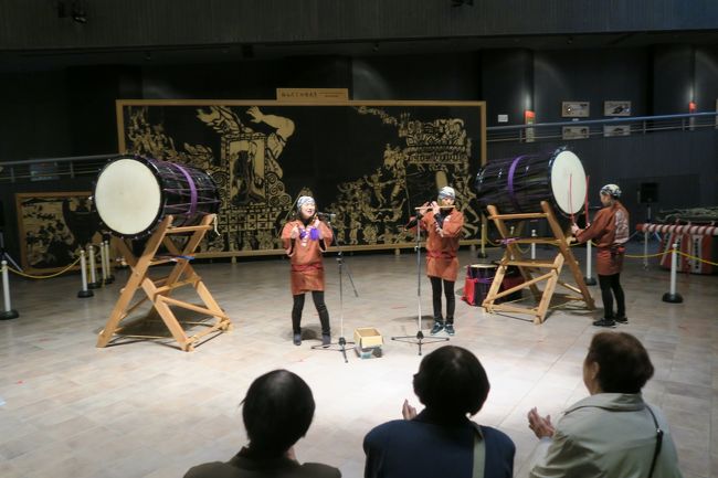 五所川原のねぷたの掛け声はまたいさましく<br /><br />「やってま〜れ！やってま〜れ！！！」<br /><br />だって。<br /><br />ねぷた祭りの雰囲気は、このようなショーの他にミニ映画でも満喫できます。大感動の五所川原のねぷた館でした＾＾