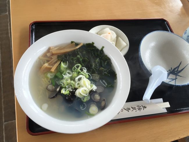 昼食タイムはこのたちねぷたのやかたの最上階にて。<br /><br />あまりにも昨日シジミラーメンがおいしかったので、再びのシジミラーメン。<br /><br />ほんと、おすすめ★<br /><br />食べたらまた移動！