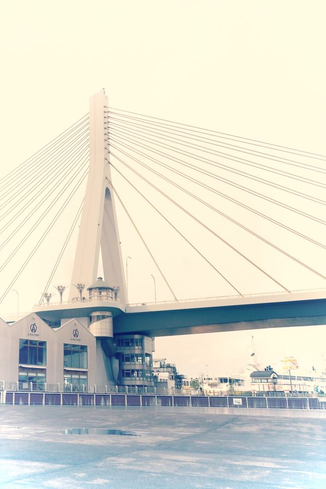 広場を挟むとマルシェがあります。