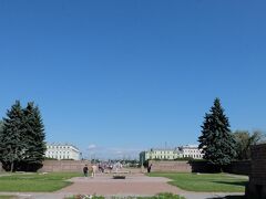 ホテルからたいした距離ではないので歩いてペテロパグロフスク要塞に行って見ます。途中、マルスの原を横切ります。