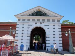 イオアンノフ門
この門を抜けて左にチケットセンターがあります。
ペテロパグロフスク聖堂とその他４か所のコンビチケット６００ルーブル。
