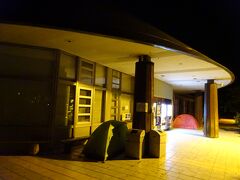 街灯も殆どない夜道を約10kmを歩いて登山口へ。
途中で立ち寄った道の駅にはテントが。