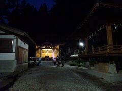 登山口の竹宇駒ヶ岳神社に明るくなるまで滞在し、4時過ぎに登山開始。
暗いうちから結構多くの登山者が出発していきました。