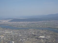 1時間ほどで、徳島上空です。
飛べば早い！

眉山の美眉がくっきりと見えました。
徳島の方がこれを見ると、帰ってきた〜〜と実感すると言っていました。
故郷の原風景なのでしょうね。