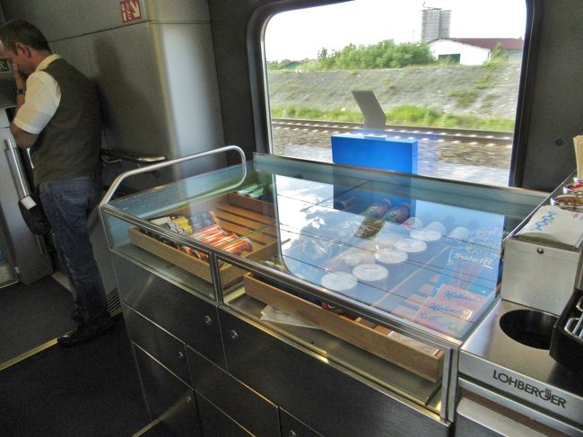 腰に各種携帯端末を提げた車掌（ヴェストとジーンズが制服）<br /><br />ここにはいろいろな食べ物やコーヒーメーカーなどが揃っています。