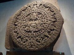 ティオティワカン見学を終えて、メキシコシティーに戻る途中にメキシコ国立人類学博物館を見学しました。アステカ時代の多くの遺物が展示されていました。写真の石構造物は直径が３m位もあり、迫力があります。緻密で精巧な模様が掘り込まれています。この博物館の代表的展示物と思います。