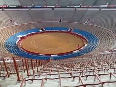 大学のすぐ近くに1968年に開催されたメキシコ・オリンピックのスタジアムがありました。クリスマス休暇中でもあり、利用者は誰もいませんでした。