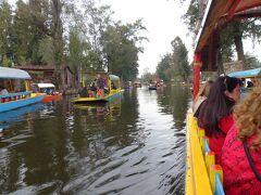 次の日はソチミルコ(Xochimilco)日帰り観光に参加しました。
メキシコシティー中心部から南方28 kmにあります。ソチミルコとは「花の野の土地」の意味で、アステカ以来の伝統を残しているそうです。花や植物を販売している舟もありました。ここでは運河を小舟で巡る観光が人気で、訪問時も多くの舟が観光客を運んでいました。
