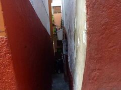 グアナハト旧市街にはメキシコ版の「ロミオとジュリエット」の舞台として著名な「口づけの小路」があり、観光客の見学スポットになっています。これは小路を上方出口から見た景観です。建物に囲まれた単なる狭い路地です。