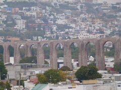 グアナハトからメキシコシティーへの帰途、ケレタロ(Santiago de Queretaro)を訪問しました。水道橋で有名な街で、世界遺産に登録されています。小高い丘の上から水道橋を見学しました。スペインやイタリアにも類似の水道橋があります。スペイン人が建設したようです。