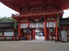 食後に近くの下鴨神社へ
朱色の門が美しいです。