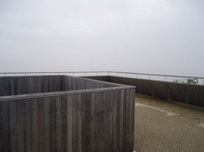 山頂に着き展望台に上がってみたけど<br />なーんにも見えませんでした