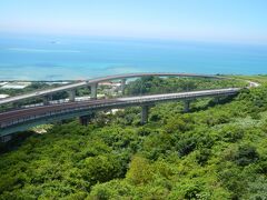 知念岬公園を後に向かったのは・・・
「ニライ・カナイ橋」

「ニライ橋」と「カナイ橋」の２本からなる全長１．２ｋｍの道路。
下から上ってきました。

そして橋の上部にある展望台へ。
上ってトンネルを抜けたところに数台の駐車スペースがあり
そこからトンネルの上部にある(と思われる）展望台へ徒歩数分。

ニライカナイは沖縄地方で海のかなたや海底にあると信じられる理想郷のこと。
この景色・・本当に海の向こうに極楽浄土があるかも・・。