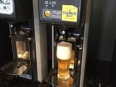 アリタリア航空に搭乗予定ですが、DELTAのゴールドメダリオンなので、DELTA SKY CLUBに入れました。
生ビール2杯いただきました。