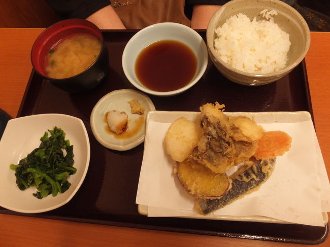 【帰国、最初の食事は天丼てんや 高雄 2016/06/22】<br /><br />野菜天定食