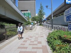 地下鉄半蔵門線「永田町駅」で降り、写真の７番出口から地上に上がりました。