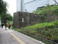 石垣の背後には「②赤坂見附跡」の碑が立っていました。