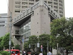 角のは、以前は「赤坂区役所」がありましたが、現在は「区民センター」になっています。