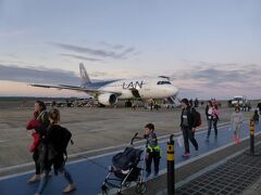 機材はＡ３１９。往復ともこの機体でＣＡも同じ人たちでした。
入国審査を受けているうちに日が暮れ、ピックアップサービス（無料）でホテルに向かいます。バス停からホテルへの手間がないので、ありがたいです。