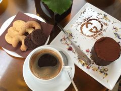 夕方、ドゥオモ付近まで戻ってきて、ヴィットリオ・エマヌエーレ2世のガッレリアを探索し、足が疲れてきたので、「GUCCI Cafe」に入りました。
コーヒーとティラミスを注文しましたが、まあまあ高かったです。