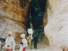 シーク（岩の裂け目が２KMあり、高さは６０〜１００Mです。馬に乗って行きます。）