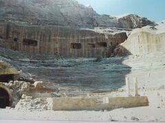 ローマ劇場（３０００人）上の穴は墳墓で、それを削って作りました。