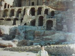 上部は骨壷の宮殿　下部の下側は牢獄　下部の上は裁判所でした。