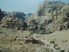 王家の墓の岩窟墓群よりローマ都市群の方を見ます。（凱旋門などが見えます。）