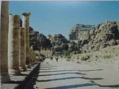 列柱道路（AD2)市場があり、左は３階建ての商店がありました。