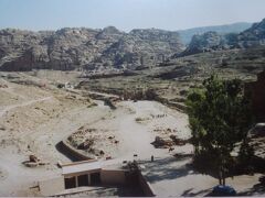 博物館前より見た凱旋門などと岩窟墳墓です。