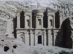 エド・ディル（修道院跡ADI)ナバテア人の神殿で高さ４５M　幅５０ｍ）