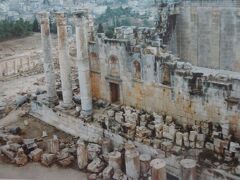 ゼウス神殿（２Ｃ）（ラテン語でジュピター）コリント式で上に飾りがあった。７４７年の地震で全滅しました。