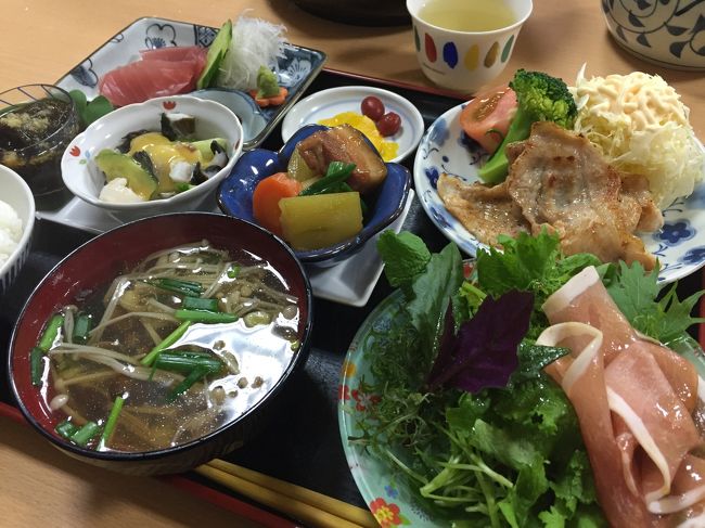 ２日目の夜の大浜荘のご飯<br />この日は私一人しか泊まってなかったので<br />おばちゃんごちそう作ってくれました〜<br />ありがたや〜