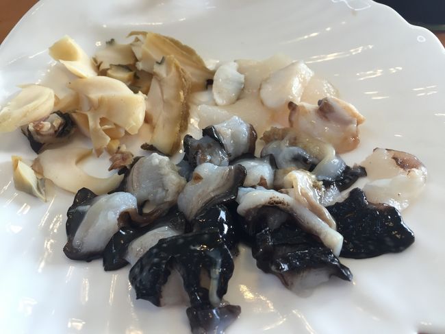 ダイビングあがって来たら<br />ショップでシャコ貝のお刺身が待ってました〜<br />手前の黒っぽいのがそうです。<br />後ろの貝は何だったか忘れてしまいました