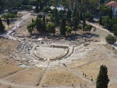 アクロポリス丘脇にある大型野外劇場のディオニソス劇場です。古代ギリシャ時代には演劇、スポーツなどが活発に行われていたことが想像されます。ギリシャ文化発達と関係していると思います。