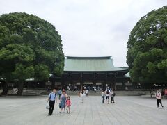 幸せの気分のまま、披露宴は無事に終わって、ホテルに一旦帰り、普段着に着替えて、ちょっと観光に出てみます。
初めての明治神宮。広い境内には、１８時近いというのにたくさんの観光客がいました。