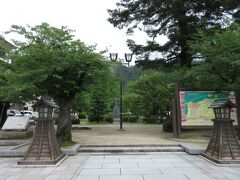 橋を降りて来たら公園があります。
吉香公園。