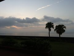 ２日目の朝は早起きしました。５時過ぎくらいに起きて、錦江湾に昇る朝日を拝みます。