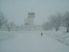 羽田空港から青森空港に飛びます。空港から外に出ると・・・一面真っ白です。気温はマイナス5度と表示されています。寒い！