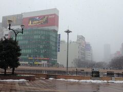次の日、仙台駅を出たところ。
ちょっと雪が降ってました。
