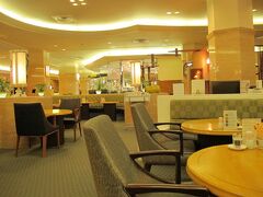 フレッシュな生ビールを3杯飲んでふわふわしながら仙台駅に戻りました。
仙台国際ホテルでケーキとコーヒーをいただきました。