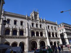 リスボン一日目は、市内観光ではなく、シントラへ行きます。

国鉄ロシオ駅から電車に乗って。

昨日、リスボン到着後、空港で買った４８時間有効のリスボンカードを使います。
トラムや地下鉄、バス、ケーブルカー、鉄道のカスカイス線、シントラ線が乗り放題。
他に２７の施設が入場無料のお得で便利なカードです。