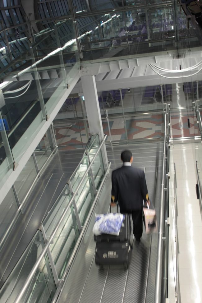 ぶれているけどマダガスカル航空のクルー<br />お土産いっぱい！