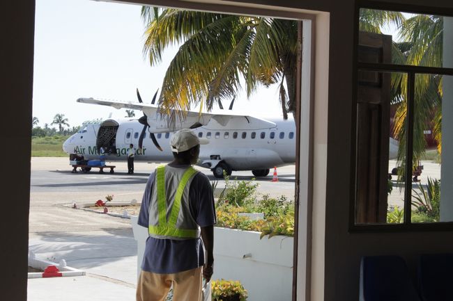 眼下のバオバブに興奮していたらあっという間に空港に到着<br />