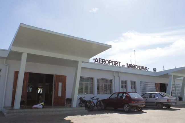 空港の外観と到着便が落ち着いてごろ寝しているお兄さん<br /><br />空港からビーチ沿いの宿まではタクシー一律15000Aｒ