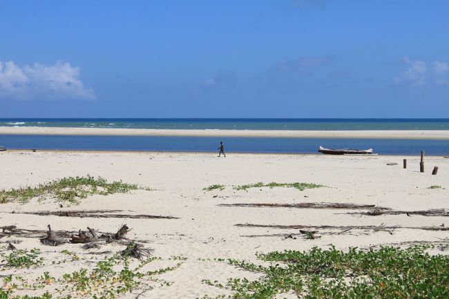 ホテル前のビーチ<br />朝は特にトイレ用になっていると聞いたら近寄れない