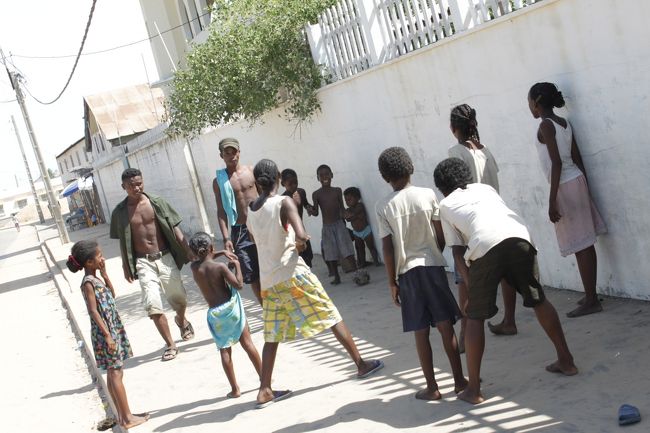 跳ねないつぶれたボールのような物でサッカーを楽しむ子供達<br />家にあるボールを持ってきたらよかったな