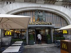 ポルト・インペリアルのマクドナルドはポルト市庁舎の前にあるジョアン1世広場に面してあります。お店の入り口正面には鷹の像と金文字のマクドナルドの文字があります