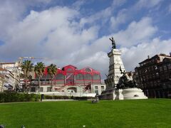 ボルサ宮の前に広がる芝生の広場。中央にエンリケ航海王子の像が、凛然とドウロ川の方向を指差している。
大航海時代を見据えていたのでしょうか？