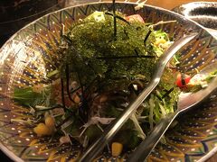 石垣と言ったら焼肉でしょう、と、「炭火焼肉わたなべ」へ行ってみました。
海ぶどうサラダ。